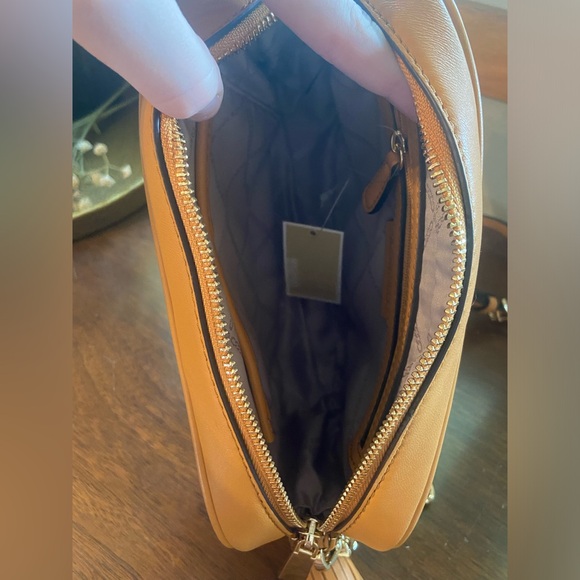 Michael Kors NWT Quilted Leather Camera Bag - Picture 2 of 16